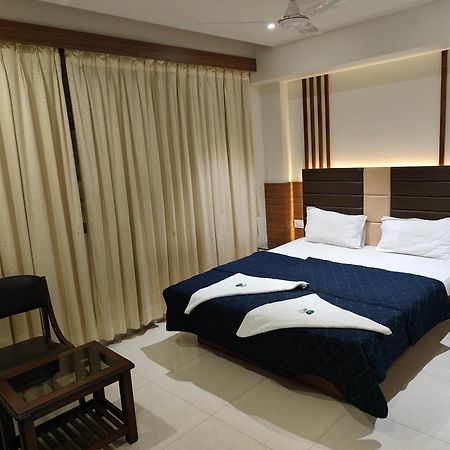 Hotel Sahyog & Rooms Сурат Екстериор снимка
