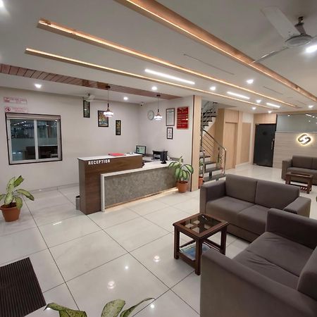 Hotel Sahyog & Rooms Сурат Екстериор снимка