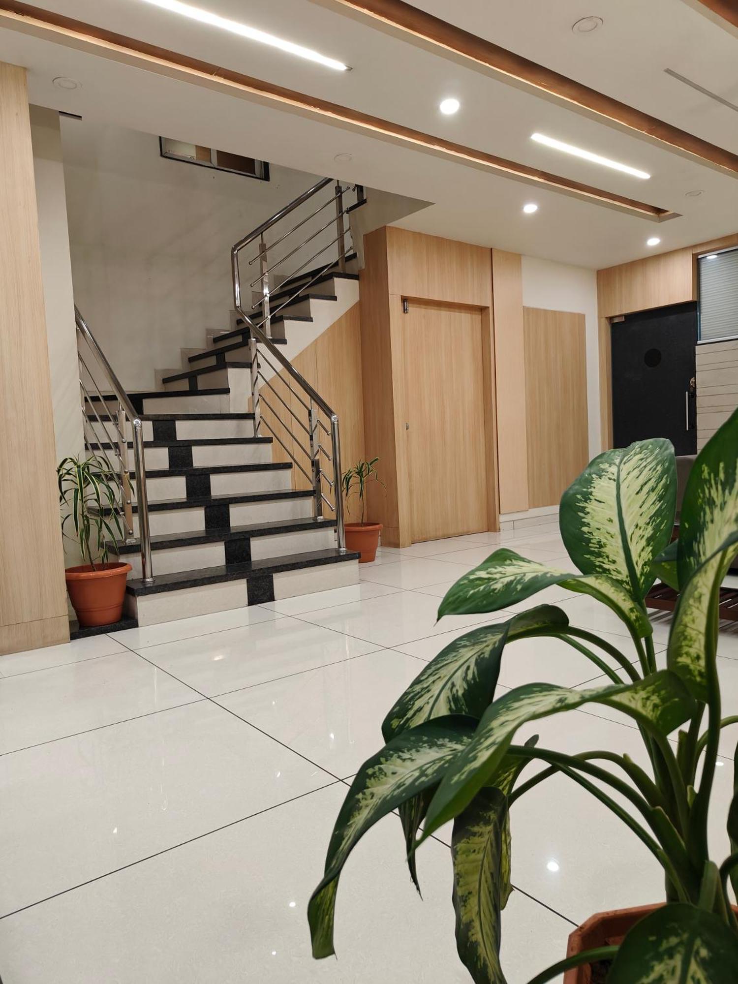 Hotel Sahyog & Rooms Сурат Екстериор снимка