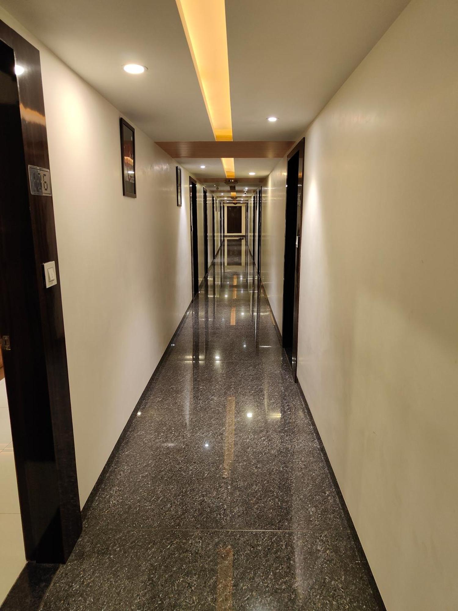 Hotel Sahyog & Rooms Сурат Екстериор снимка