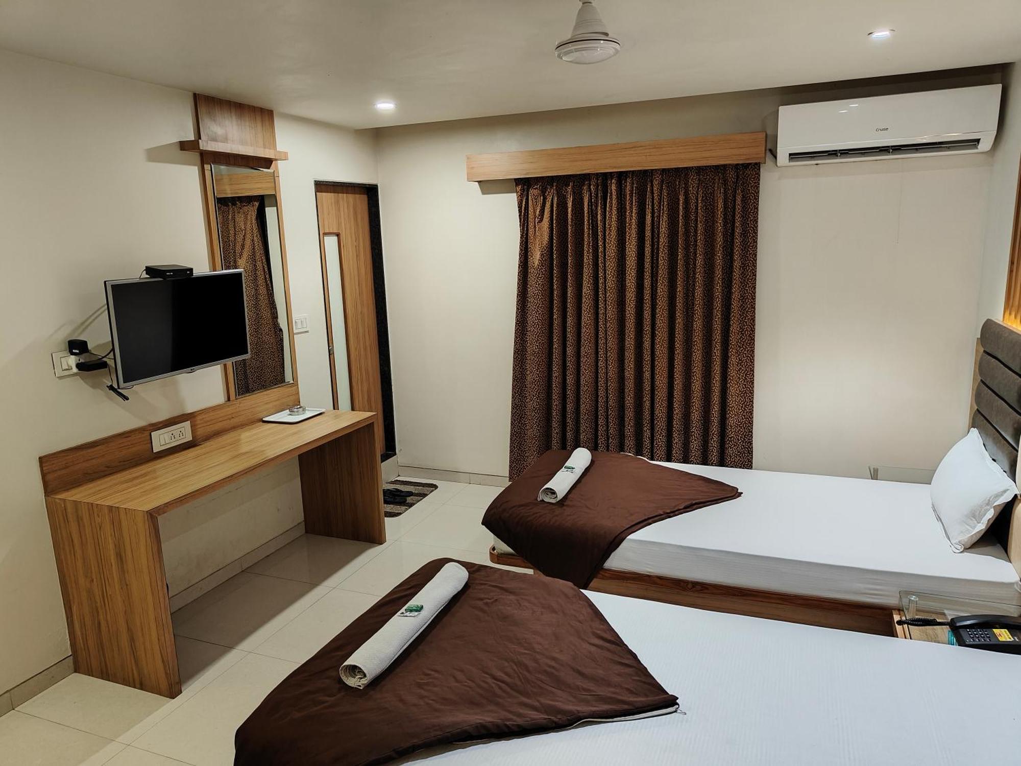 Hotel Sahyog & Rooms Сурат Екстериор снимка