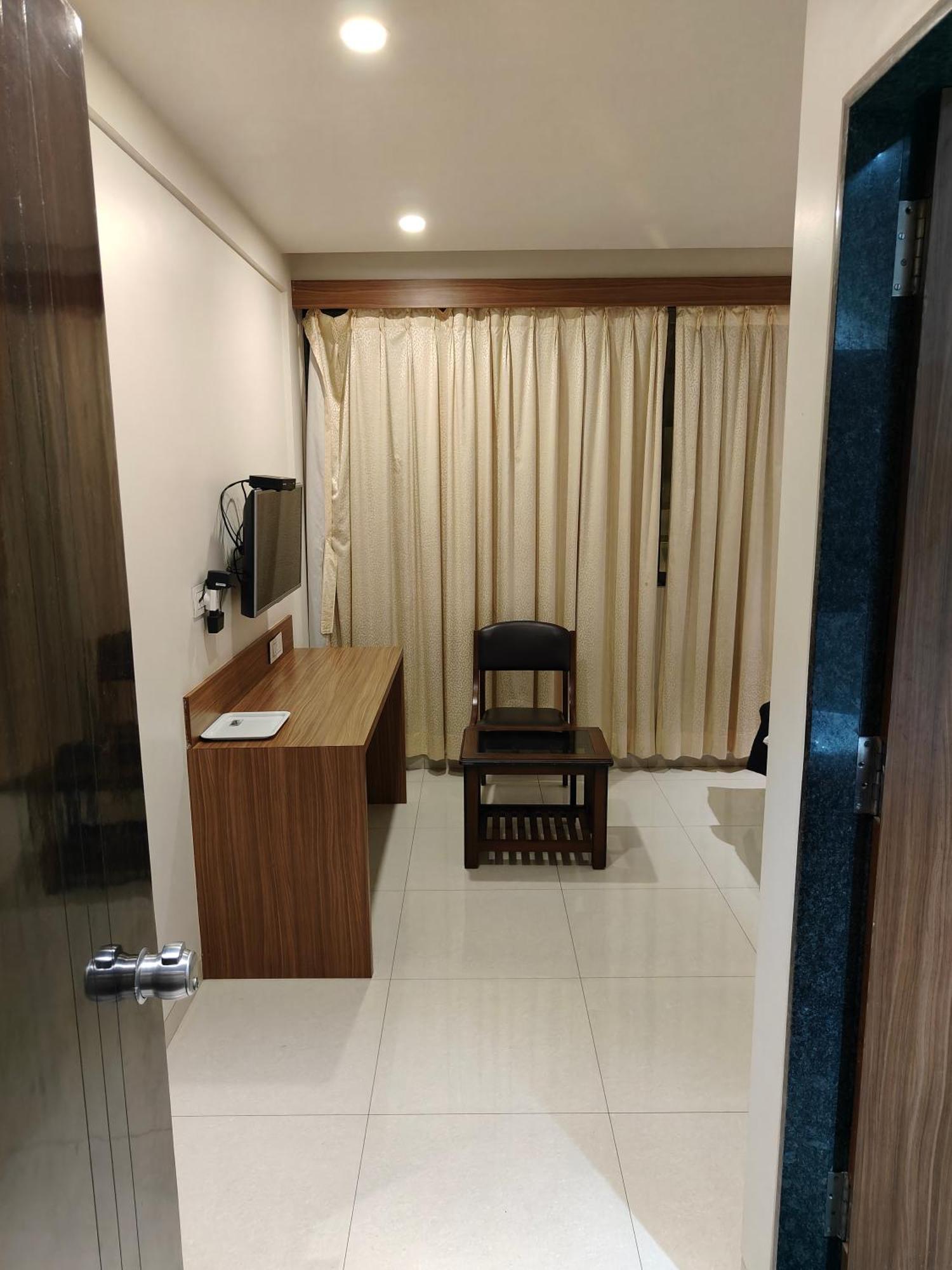 Hotel Sahyog & Rooms Сурат Екстериор снимка