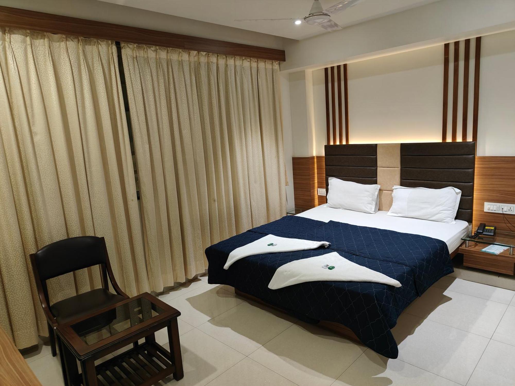 Hotel Sahyog & Rooms Сурат Екстериор снимка
