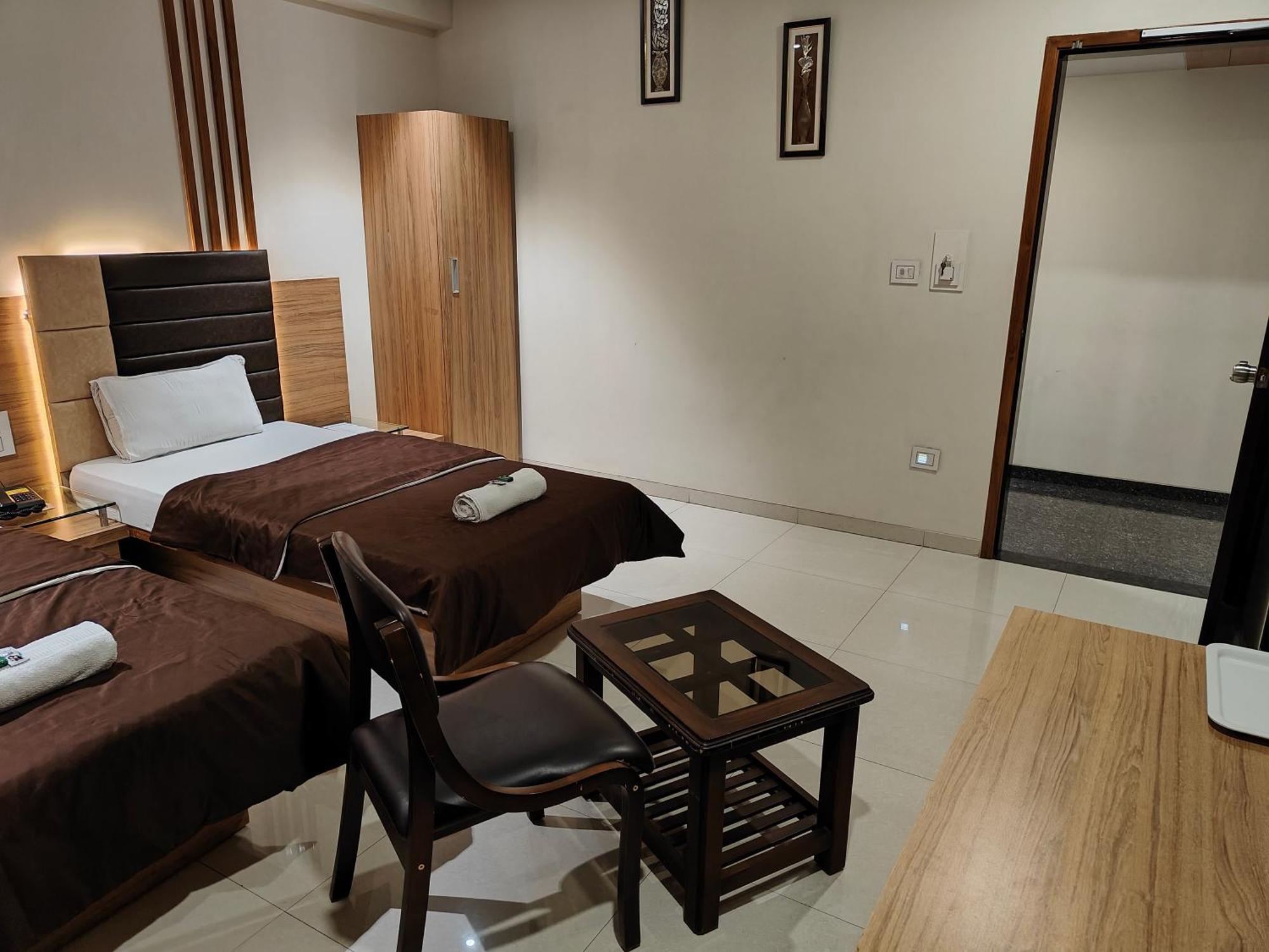 Hotel Sahyog & Rooms Сурат Екстериор снимка