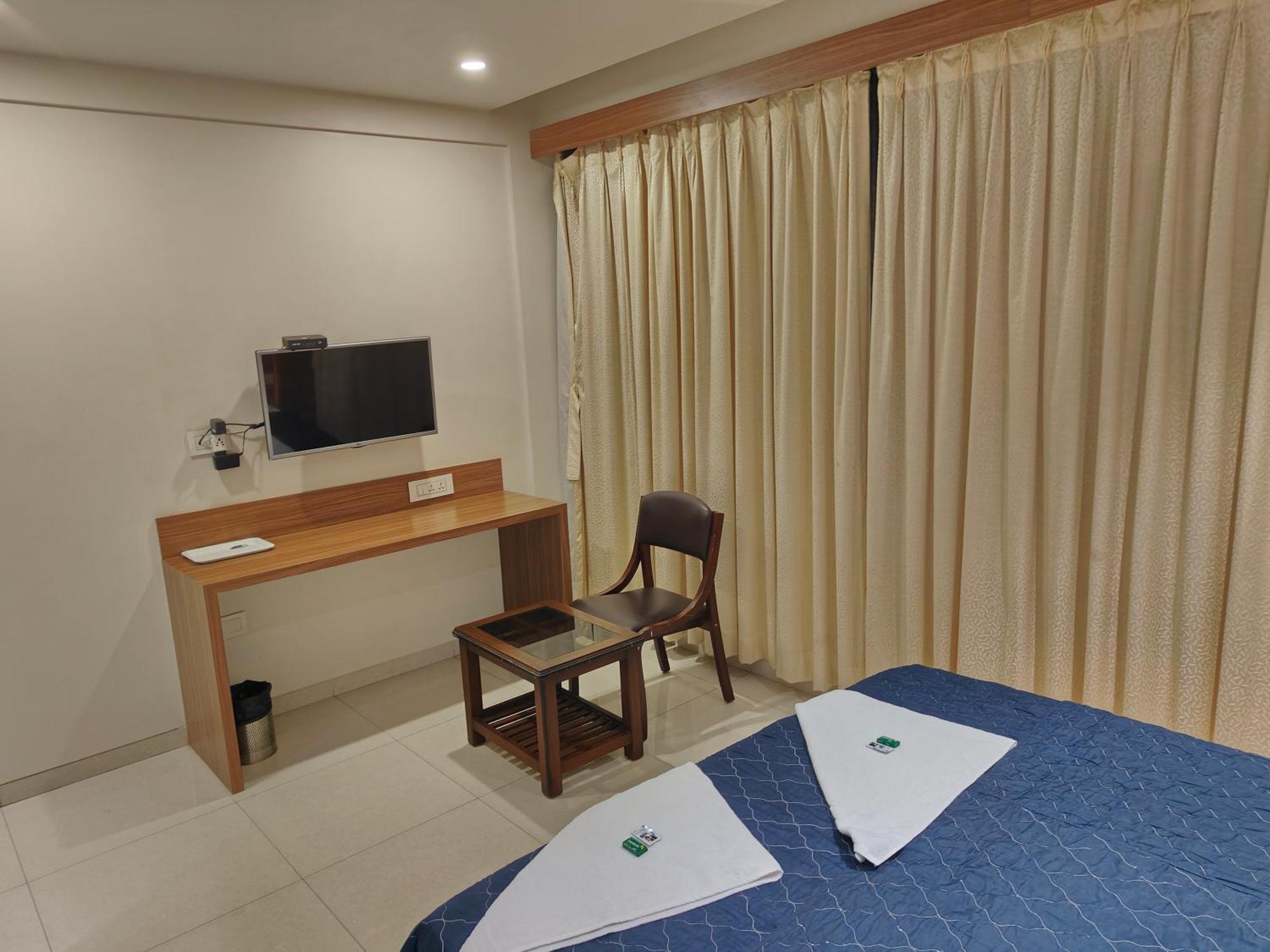 Hotel Sahyog & Rooms Сурат Екстериор снимка