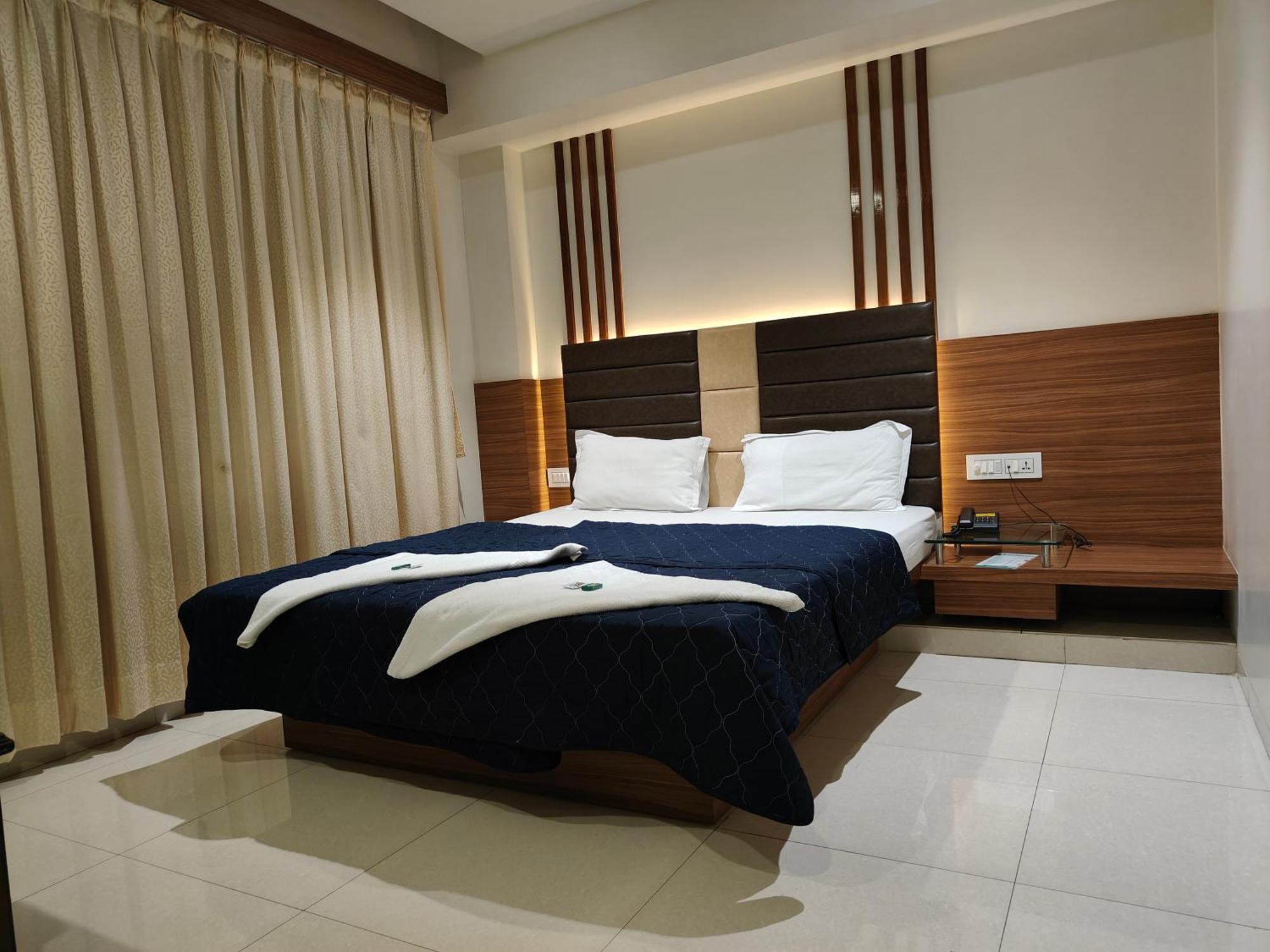 Hotel Sahyog & Rooms Сурат Екстериор снимка