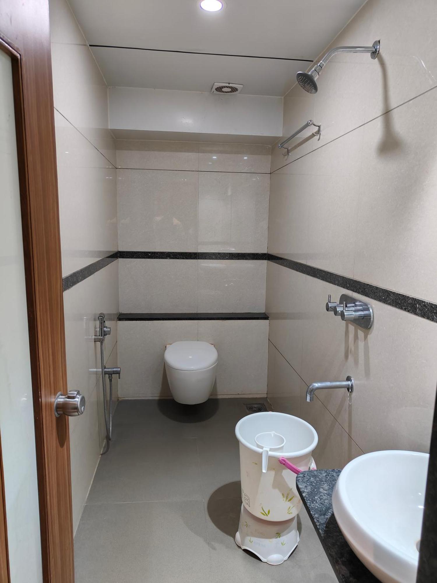 Hotel Sahyog & Rooms Сурат Екстериор снимка