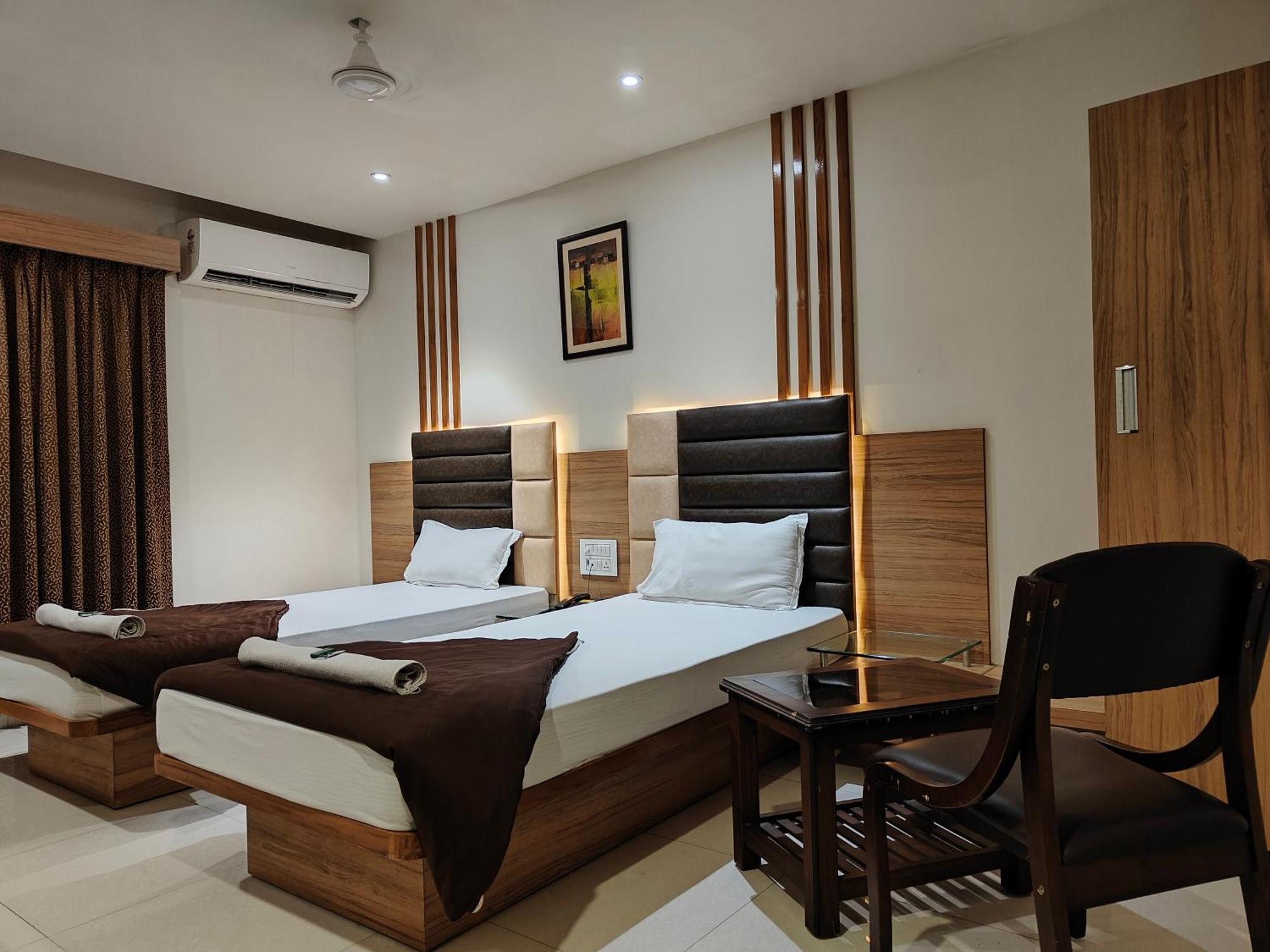 Hotel Sahyog & Rooms Сурат Екстериор снимка