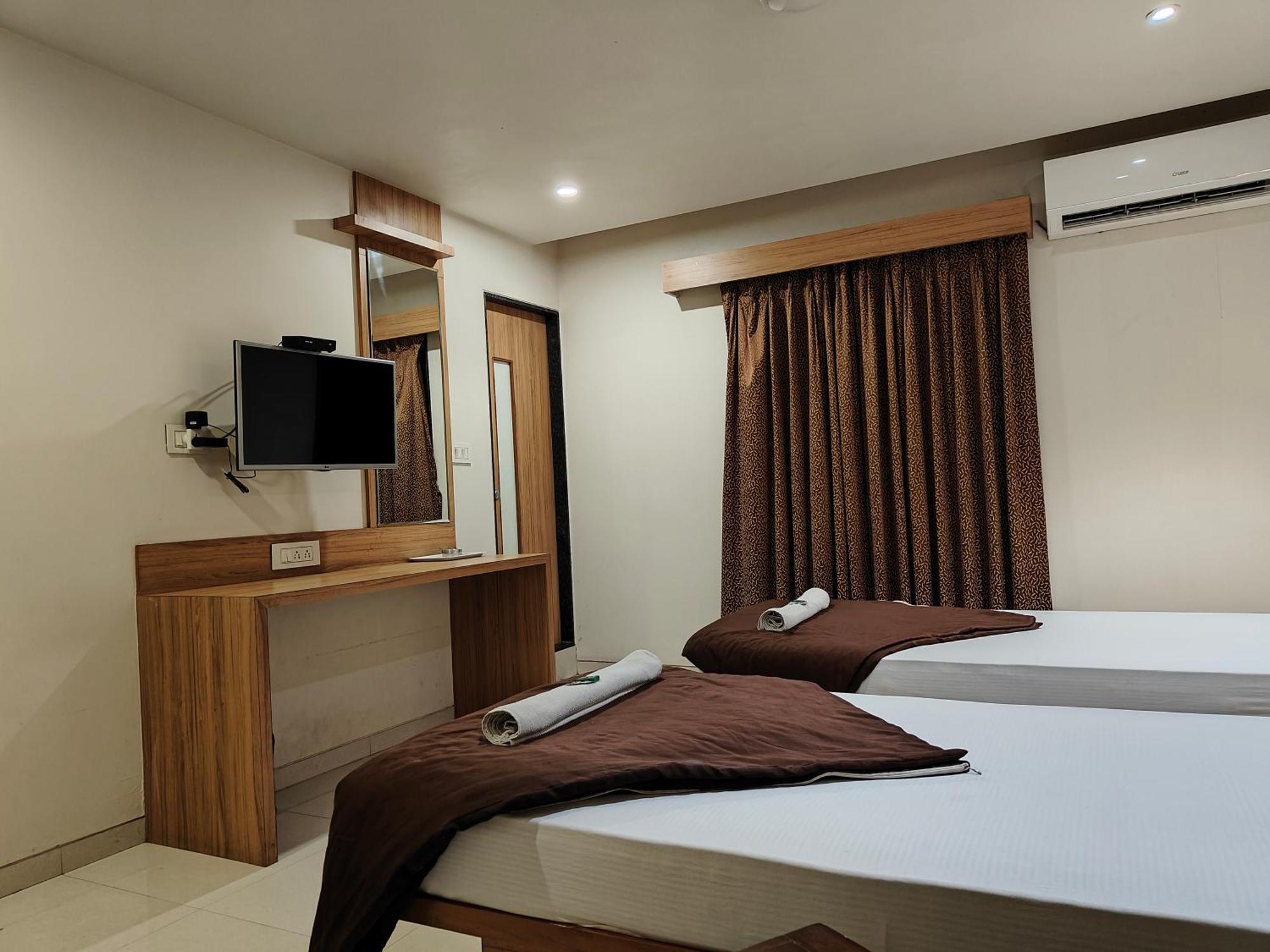 Hotel Sahyog & Rooms Сурат Екстериор снимка