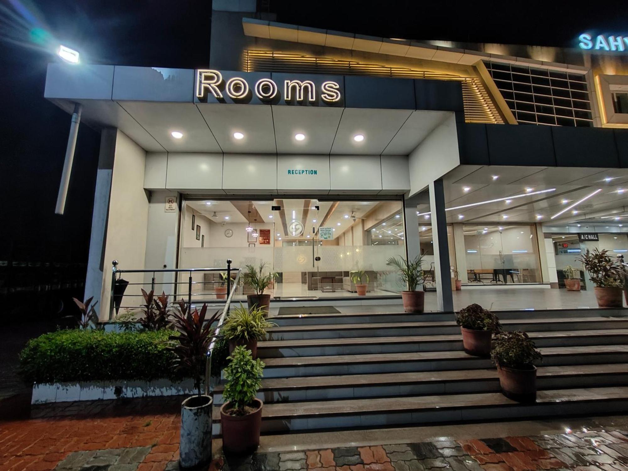 Hotel Sahyog & Rooms Сурат Екстериор снимка