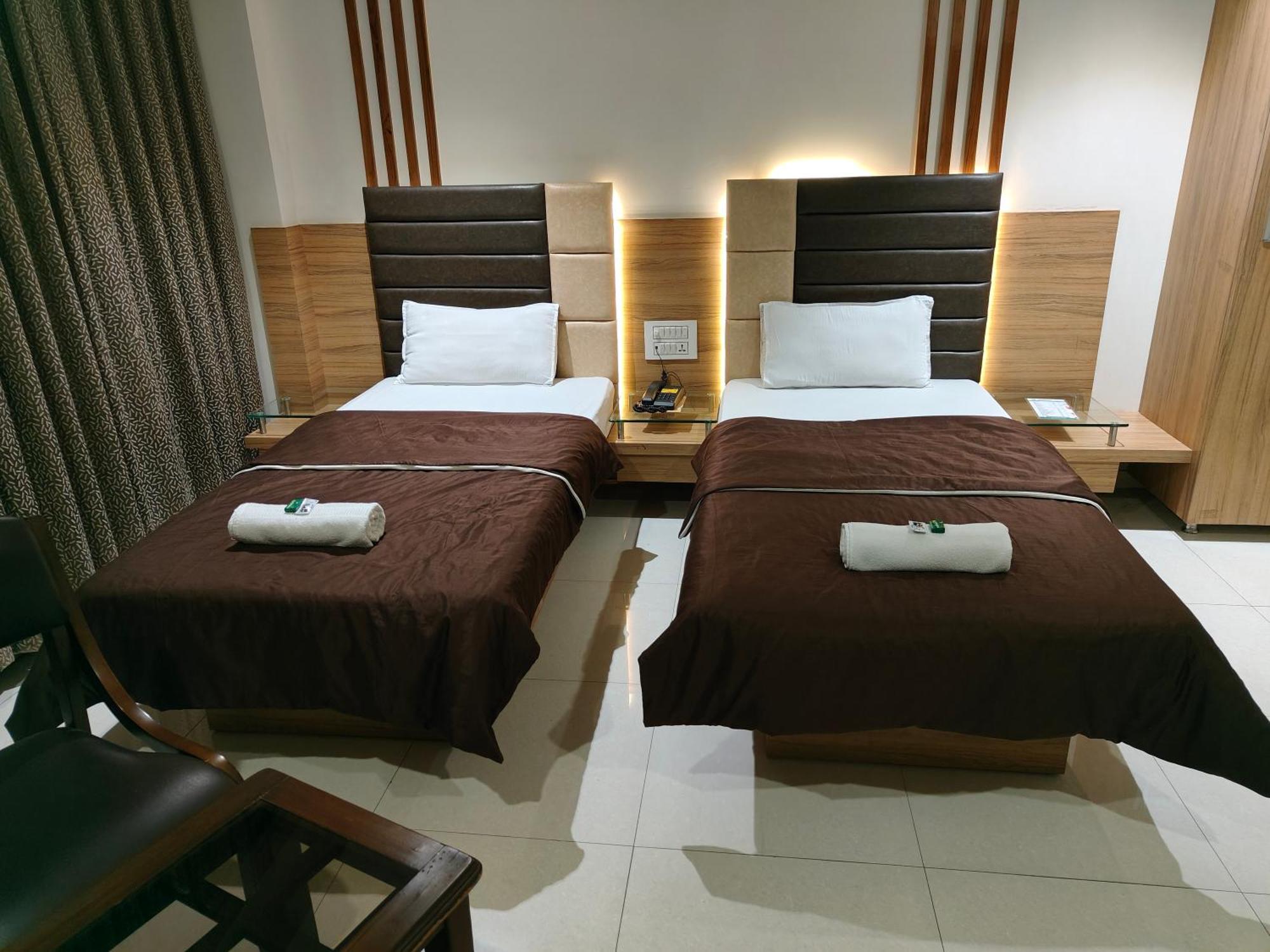 Hotel Sahyog & Rooms Сурат Екстериор снимка