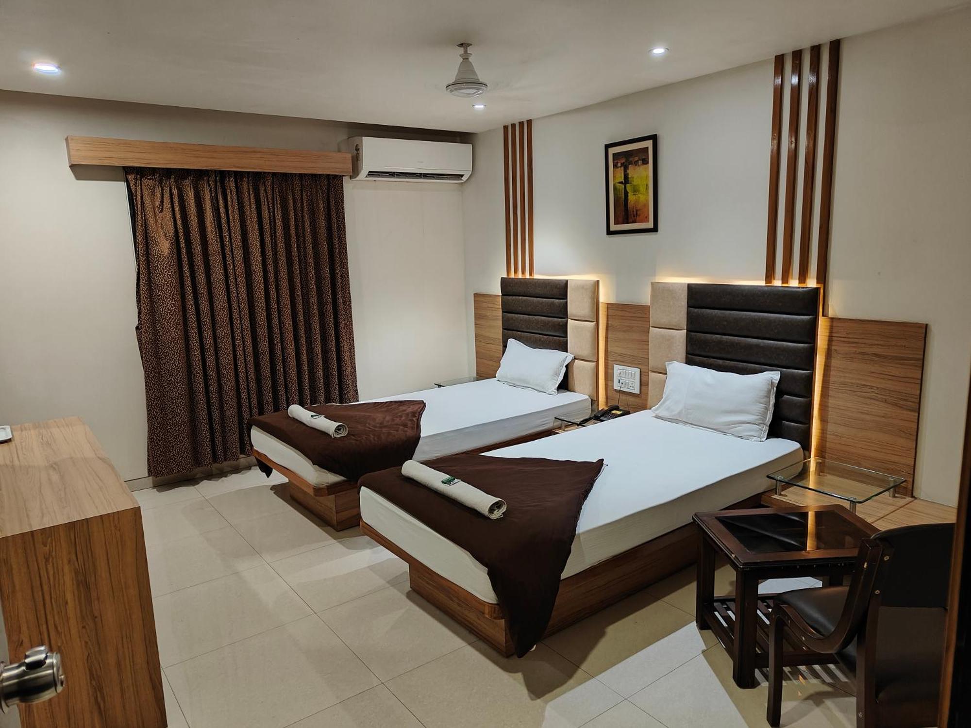 Hotel Sahyog & Rooms Сурат Екстериор снимка
