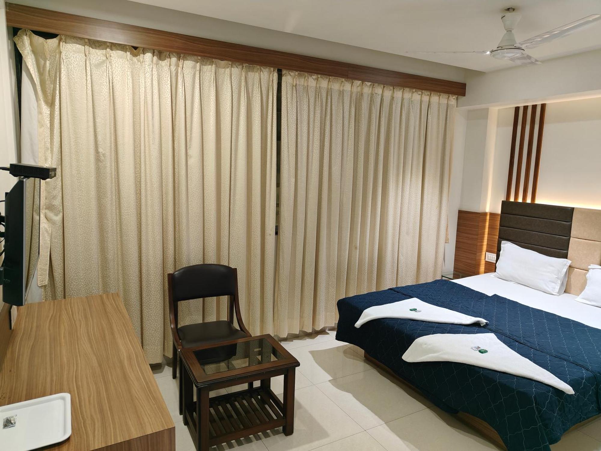 Hotel Sahyog & Rooms Сурат Екстериор снимка