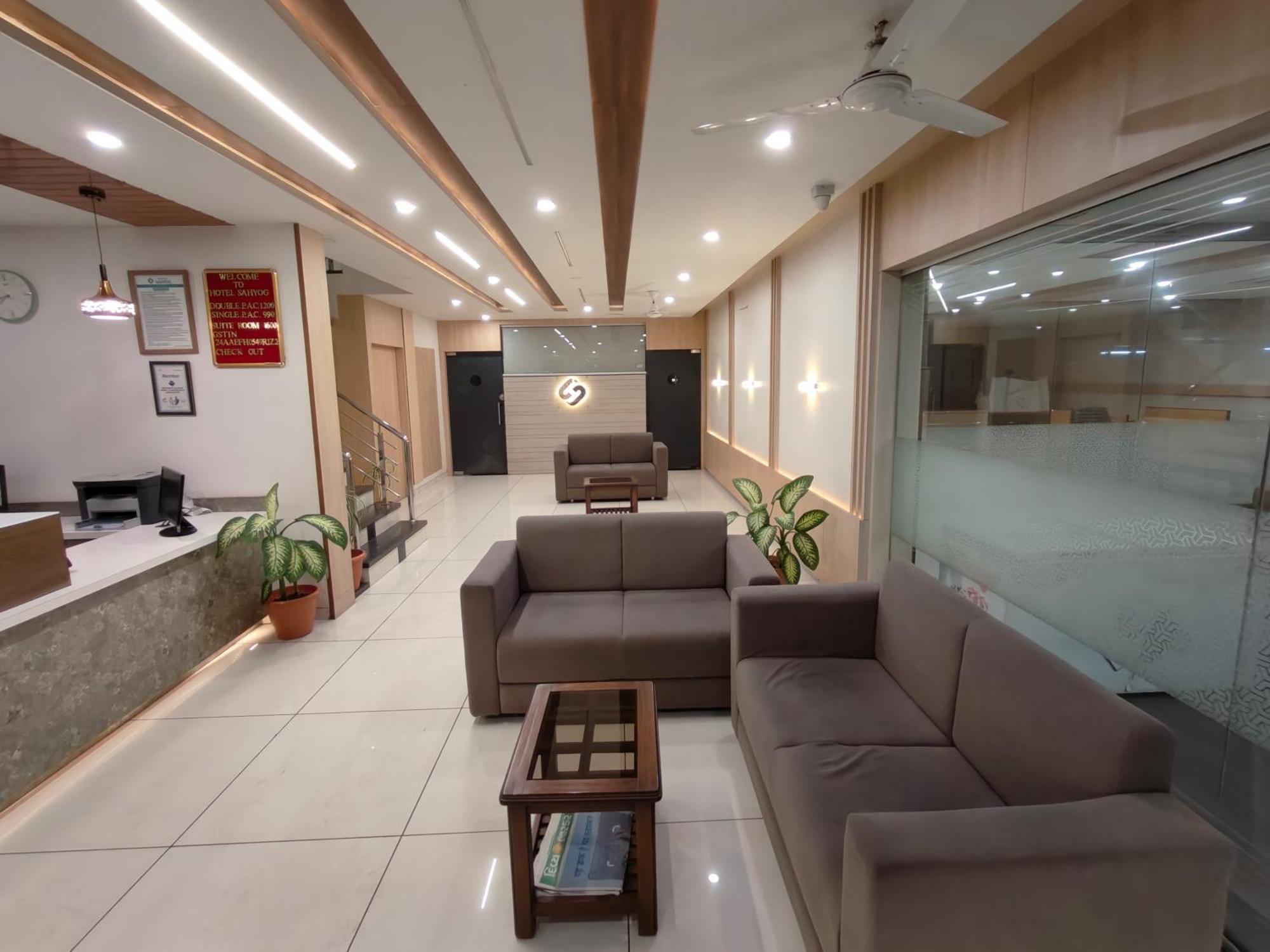 Hotel Sahyog & Rooms Сурат Екстериор снимка
