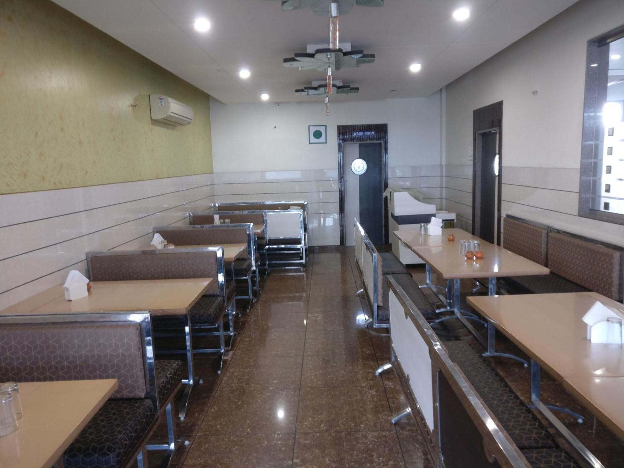 Hotel Sahyog & Rooms Сурат Екстериор снимка